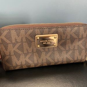 Zip around envelope wallet